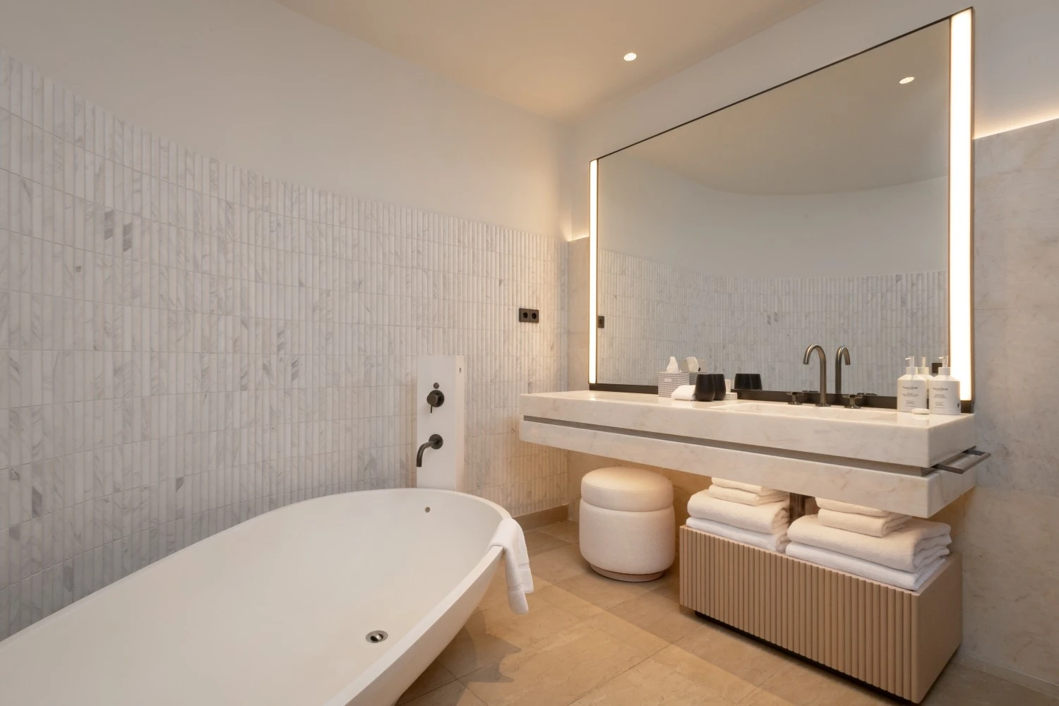 Lujoso cuarto de baño en la Junior Suite diseñado por Jaime Beriestain con acabados premium.